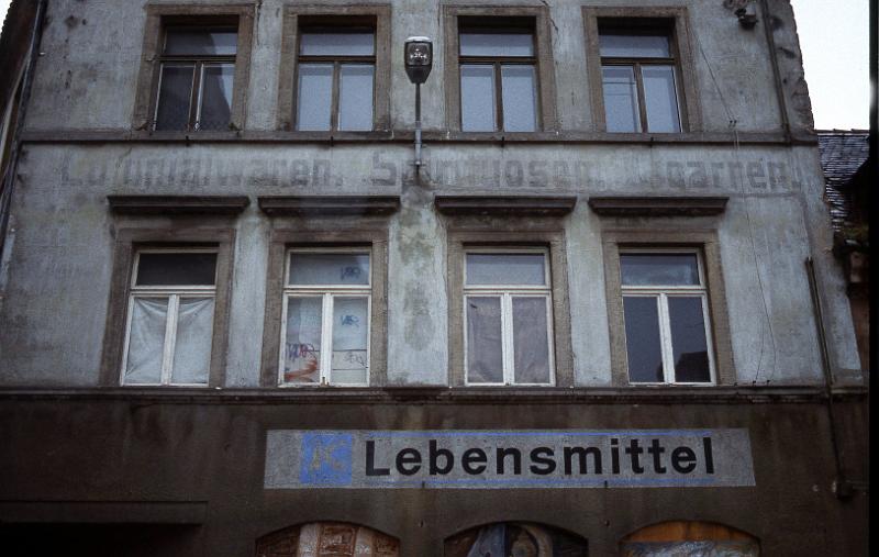 Meißen, Neumarkt-Ecke Hahnemannplatz, 1.12.1996 (1).jpg - Colonialwaren - Spirituosen - Cigarren